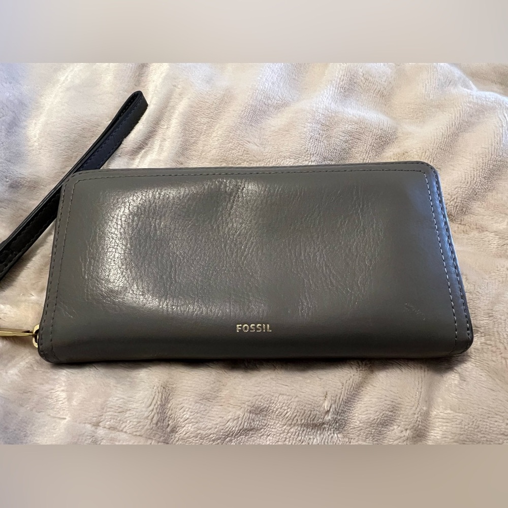 Fossil Logan RFID Woman’s Zip Around Wallet Clutch Grey